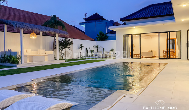 Villa Luas dengan 3 Kamar untuk Dijual dan Disewa di Kerobokan - Rf4426