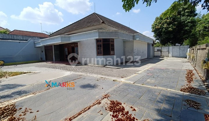 Large Land House Can Be Used for Office/ Business Space in Solobaru