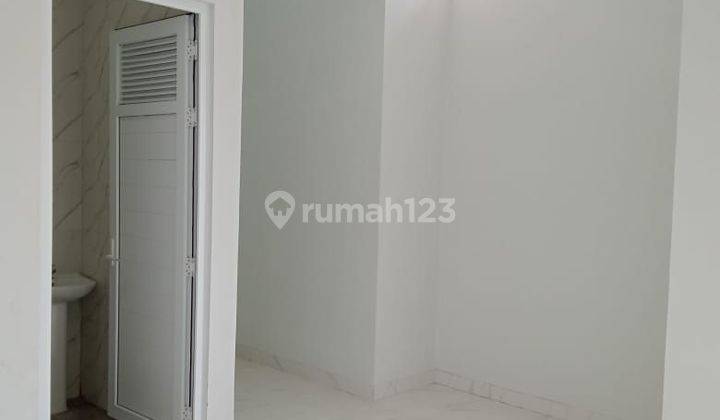 Dijual Rumah cantik 2 lt semifurnished di cluster Colomadu Solo barat 2