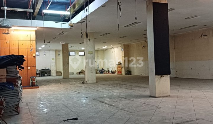 Business Space/ 3-Story Building with Elevator on Slamet Riyadi Main Road, Solo. Business Space/ 3-Story Building with Elevator on Slamet Riyadi Main Road, Solo.