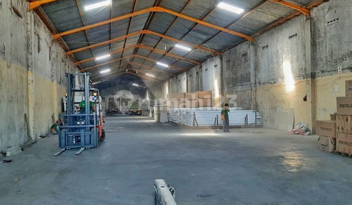 Warehouse Ready for Use with Container Access in Solo Warehouse Ready for Use with Container Access in Solo