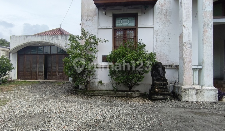 Rumah Kolonial Vintage Tengah Kota Solo