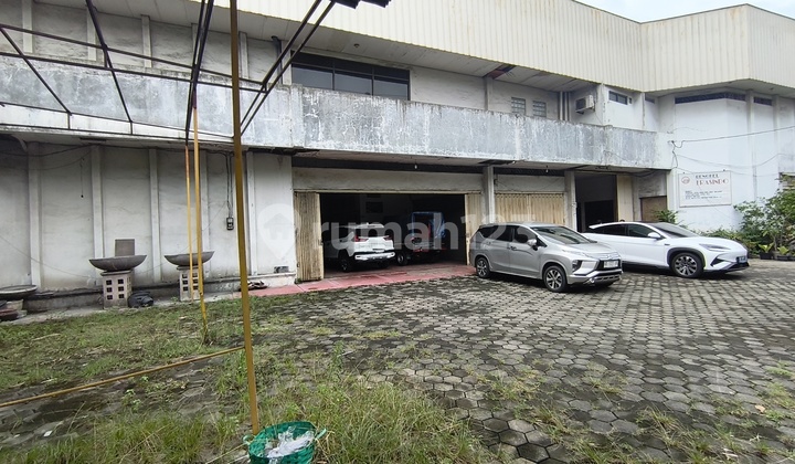 Residence & Warehouse in Downtown Gilingan Solo with Good Front Width