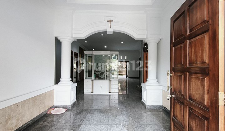 Rumah Adem Lingkungan Elite Solo Baru 2