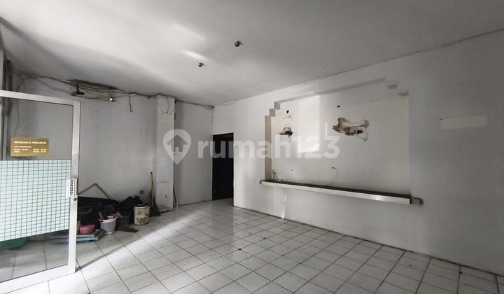 3-Story Shophouse in a Strategic Location at Honggowongso, Solo 2