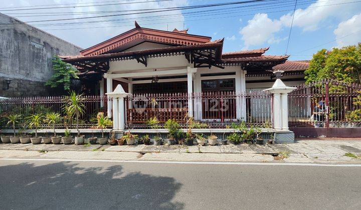 Rumah Adem Nuansa Jawa Lebar Istimewa Di Kerten Solo