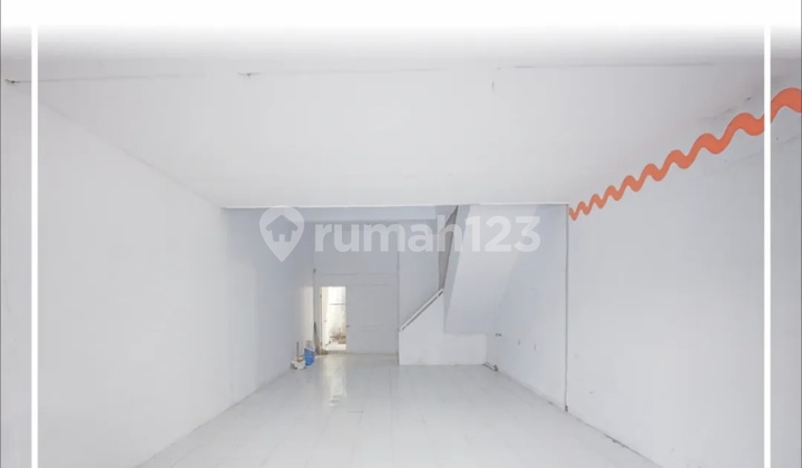 3-Storey Shop House Ready for Use, Strategic Location in the Center of Solo City