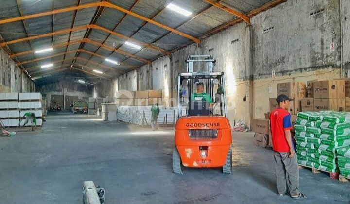 Warehouse Ready for Use with Container Access in Solo Warehouse Ready for Use with Container Access in Solo