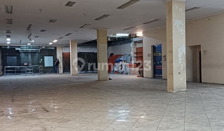 Business Space/ 3-Story Building with Elevator on Slamet Riyadi Main Road, Solo. Business Space/ 3-Story Building with Elevator on Slamet Riyadi Main Road, Solo.