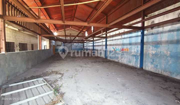 Warehouse and Office with a Super Large Yard, Suitable for Business Space in Pajang, Solo.