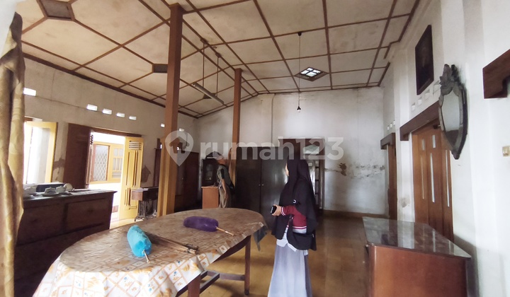 Vintage House Can Be Used for Business Space in Downtown Solo 2