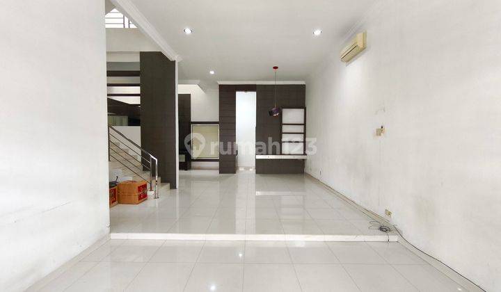 Dijual Villa 3 Lantai Semi Furnished Komplek Cemara Asri Jalan Camelia 2