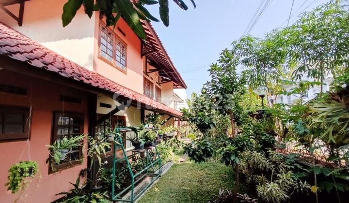 Rumah Besar Bandung Utara Dekat Pondok Hijau