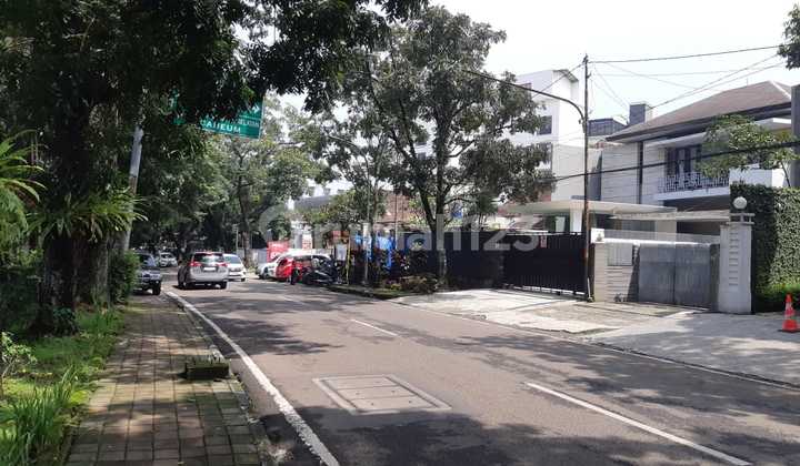 House and Business Space on Lombok Street Very Green and Homey 1