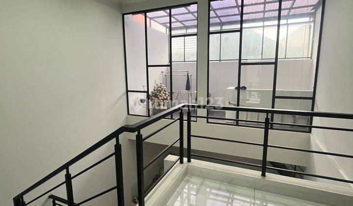 Dijual Rumah Bagus SHM di Singgasana 1