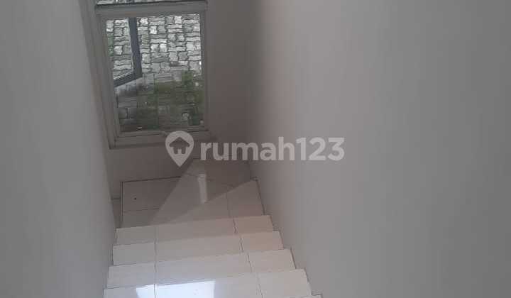Disewakan Rumah Mewah Luas Ada Furniture dengan Banyak Kamar di Citra Raya Tangerang 2
