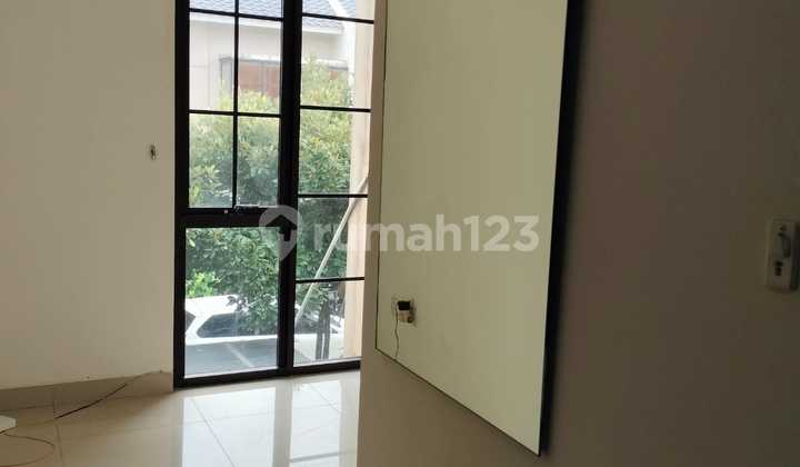Dijual Cepat Harga Murah Saja .rumah 2 Lantai Di.green Vilage Cipondoh