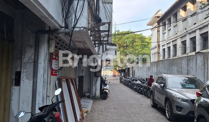 4-STOREY SHOPHOUSE STRATEGIC LOCATION DOWNTOWN SURABAYA VETERAN STREET 1
