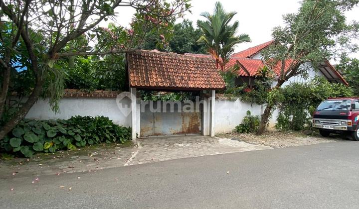 A Spacious and Pleasant House in Sawangan Near the Toll Road 2