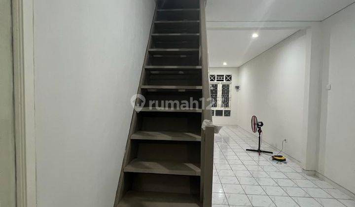 Rumah Luas Kamar 3+1 Depan Taman Di Graha Raya 2