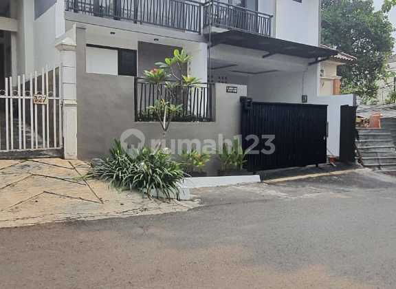 Rumah Modern 3 Lantai Dekat MRT Cipete