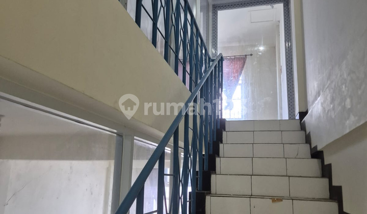 Shop House, 3 Floors, Large Parking Area, Location Klampis Surabaya Shop House, 3 Floors, Large Parking Area, Location Klampis Surabaya