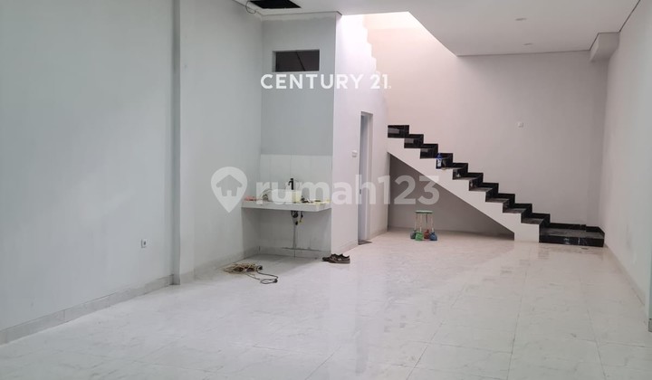 STRATEGICALLY LOCATED SHOPHOUSE IN THE CENTER OF SEMARANG CITY