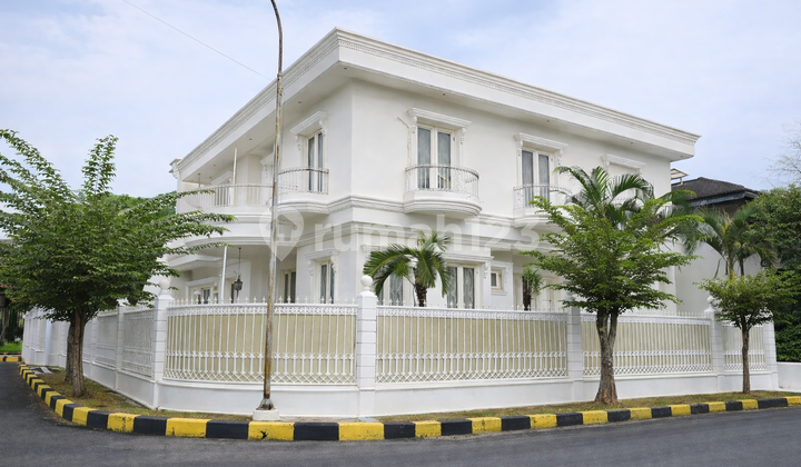 Rumah Hoek Intercon Neo Classical House Jakarta Barat