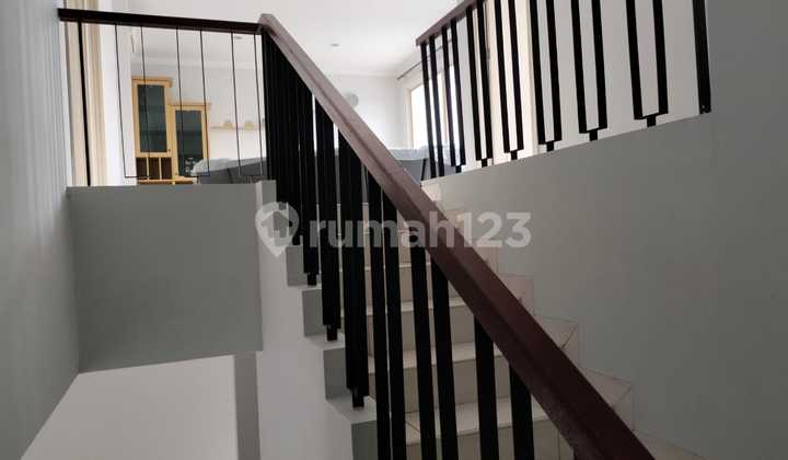 Rumah Alam Sutera Semi Furnish AC, Ranjang dan Sofa 2