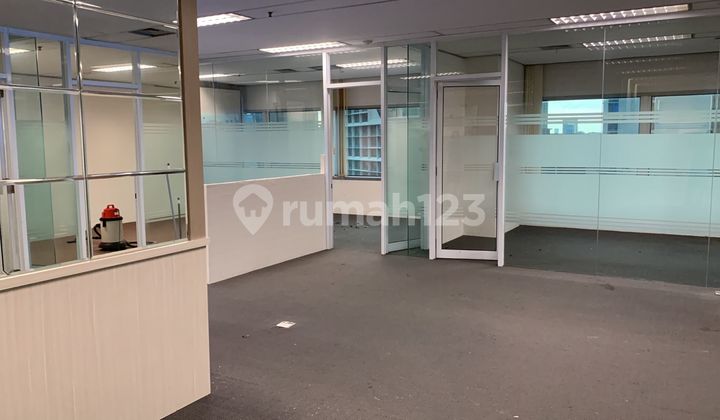 Office for Rent with Partitions 409 M2 in Mayapada Tower Sudirman, Affordable