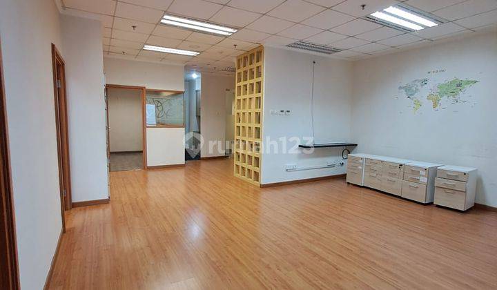 Sewa Kantor Semi Furnis 163 m2 di Office 88 Kasablanka, Lokasi Premium