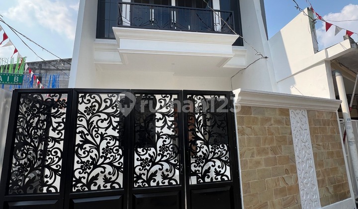 New Ready-to-Live House in Dikalisari, East Jakarta New Ready-to-Live House in Dikalisari, East Jakarta