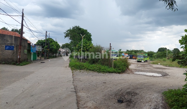 Tanah zona pabrik industri di cicadas gunung putri.