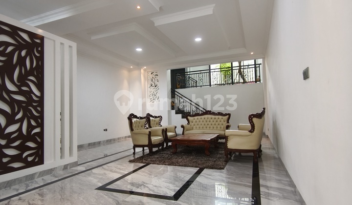 Rumah Brand New Modern Classic Siap Huni di Sektor 9 Bintaro Jaya Luas Tanah 215 M²Luas Bangunan 360 M²Bangunan 2,5 Lantai Split Level Kamar Tidur 4+1Kamar Mandi 4+1Dapur + Kitchen Set Surat SHM. Harga 6,5 Milyar Nego 2