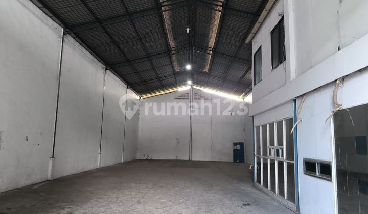 Miami Warehouse Size 12x30 m², Office Size 12x16 m² 2 Floors, Yard 12x5 m², Electricity 7700 Watt, Water Token with Jetpump, Price 300 million/year