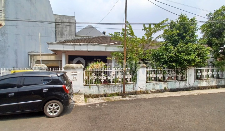 Rumah Taman Aries. Luas Tanah 400 M² ( 20x20 ) M²luas Bangunan 200 M²kamar Tidur 6 Kamar Mandi 3 Garasi 2 Mobil Carport 2 Mobil Listrik 2200 Watt Hadap Utara Ipl 400rb Air Pam & Air Tanah. Harga 6,8 Milyar Nego