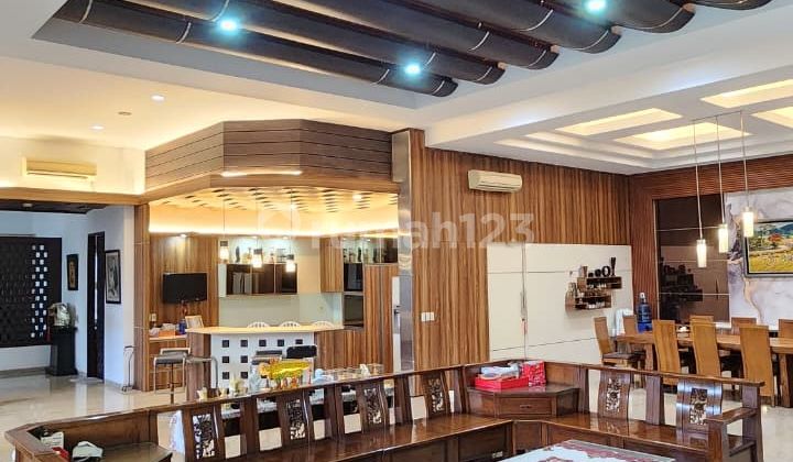 Rumah Camar Indah Pantai Indah Kapuk Luas Tanah 580 M²Luas Bangunan 1000 M²Bangunan 3,5 Lantai Posisi Hoek8+1 Kmr Tdr5+3 Kmr Mnd. Ada Pool dan Kolam Koi. Full Furnished dan Mewah. Harga 28 Milyar Nego