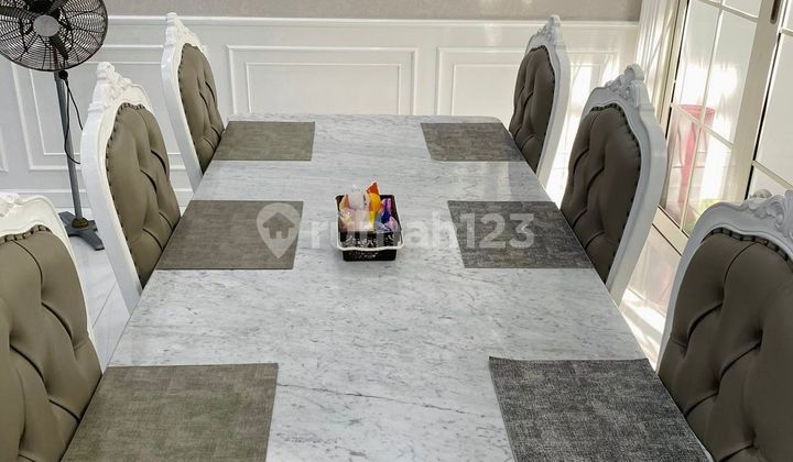 Katamaran Beautiful House PIK Land Area 200 M² (8x25) Building Area 400 M² 2.5 Story Building 4+1 Bedrooms 4+1 Bathrooms Full Granite Flooring Fully Furnished + Electronics. Using Interior Design. Price 9 Billion Negotiable