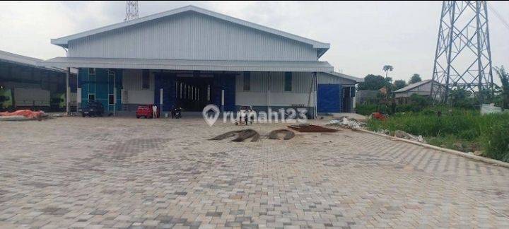 Gudang Cikupa. Deket Citra Raya, Tangerang. Gudang Baru. Luas Tanah 1 Ha. Luas Bangunan 3700 M². Seling Gudang Samping 9 M². Seling Gudang Tengah 13 M². Bebas Pungli. Bebas Banjir. Harga 50rb/m²/bulan 1