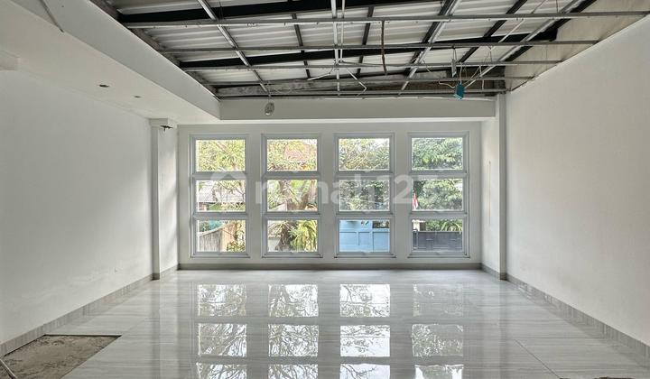 Rumah Di Kemang Timur, Luxury House, Modern American Classic. Lokasi Prime Kemang Timur. Luas Tanah 1500m2. Luas Bangunan 2000m2. Bangunan 3 Lantai. Harga 37 Milyar Nego 2