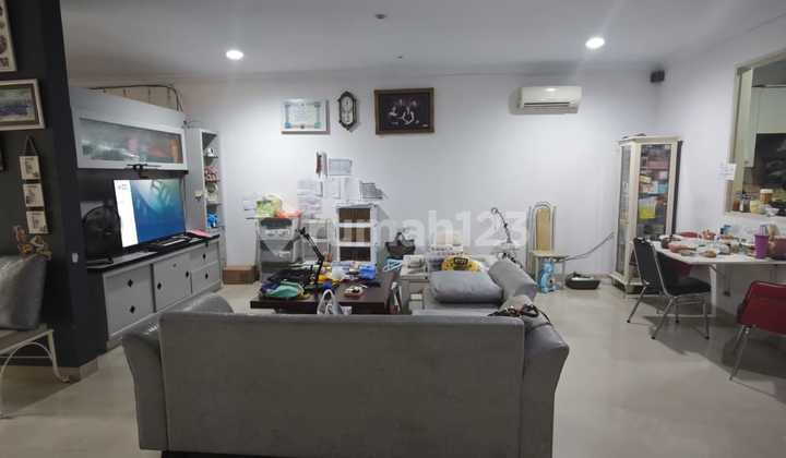 Rumah Green Garden Blok A Tusuk Sate Tidak Banjir Luas Tanah 144 M²( 8x18 )luas Bangunan 200 M²bangunan 2 Lantai Kamar Tidur 4+1kamar Mandi 3+1 Hadap Selatan Surat Shm Semi Furnish Harga 3.5 M Nego 