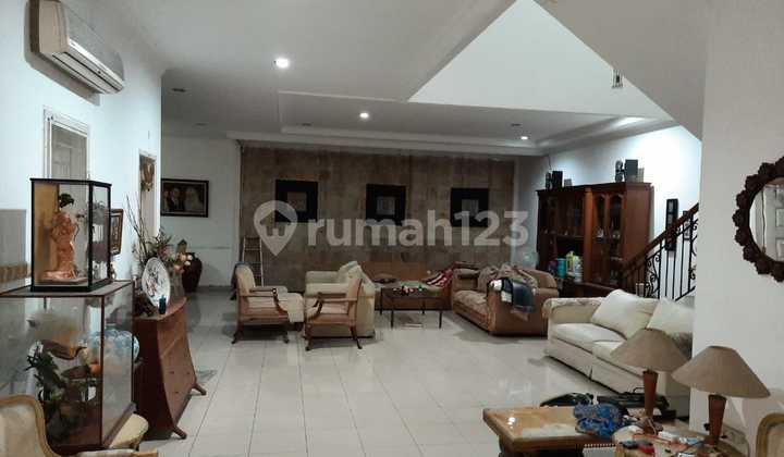 Rumah Mega Kebon Jeruk Jakarta Barat Luas Tanah 235 M² Luas Bangunan 240 M² Bangunan 2 Lantai 4+1 Kamar Tidur 4+1 Kamar Mandi Listrik 5500 Watt Semi Furnish Garasi 2 Mobil Carport 2 Mobil Surat Shm Harga 7,2 Milyar Nego