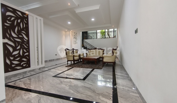 Rumah Brand New Modern Classic Siap Huni di Sektor 9 Bintaro Jaya Luas Tanah 215 M²Luas Bangunan 360 M²Bangunan 2,5 Lantai Split Level Kamar Tidur 4+1Kamar Mandi 4+1Dapur + Kitchen Set Surat SHM. Harga 6,5 Milyar Nego
