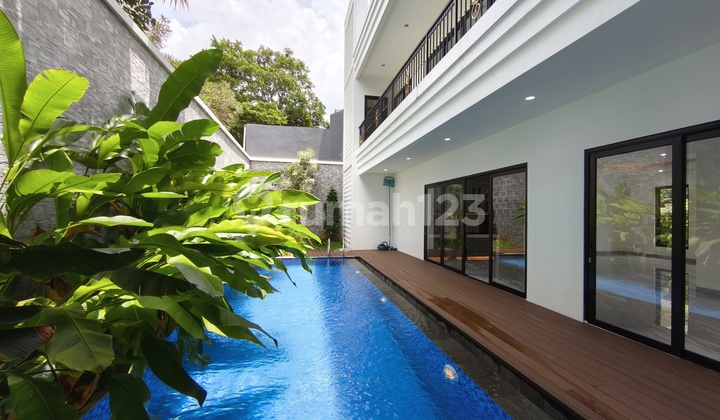 Brand New Luxury Minimalist House with Private Pool in Riverpark Sector 8 Bintaro Land Area 440 m²Building Area 654 m²2.5-Storey Building Bedrooms 4+2Bathrooms 4+3Living Room 2 Family RoomsDining Room SHM Certificate. Price 15.5 Billion Negotiable 2