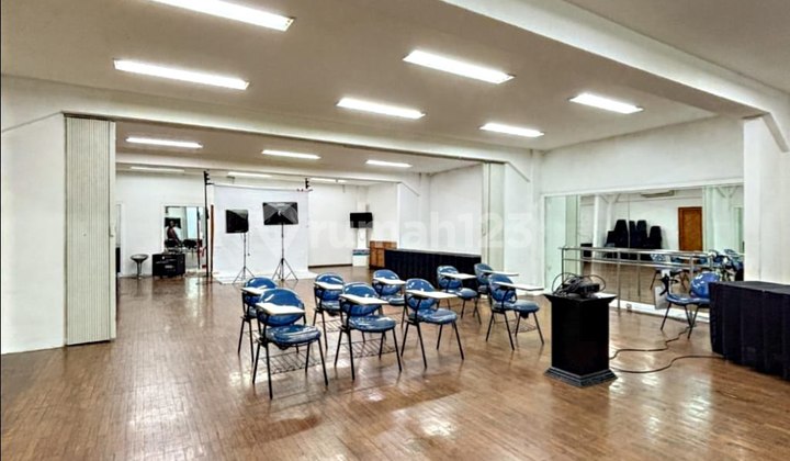 Strategic Ready-to-Use Office Building in Prime Area, Menteng, Central Jakarta Land Area: 1,718 m² Building Area: 4,285 m² Building: 5 Floors Legality: SHGB + Building Permit + Land Tax Price: Rp. 180,000,000,000 Excluding VAT