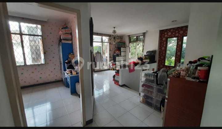 Metro Permata 1 House, Land Area 193m2. Building Area 220m2. Corner Position. 3 Bedrooms 2 Bathrooms. Semi Furnished. SHM Certificate. Price 2.6 Billion Negotiable. 2