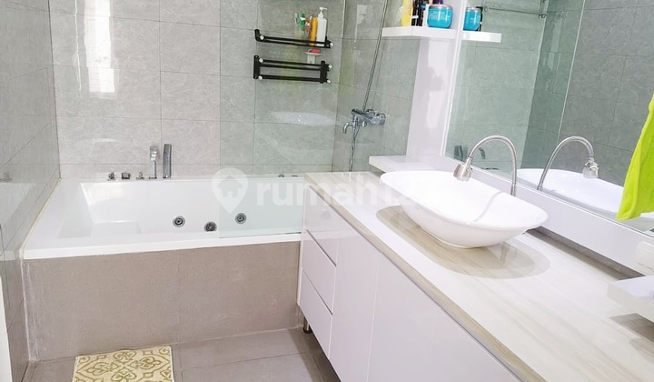 Maxwell Gading Serpong Cluster, Gading Serpong House, Land Area 223 m², Building Area 193 m², 4+1 Bedrooms, 3+1 Bathrooms, East Facing, 4400 Watt Electricity, PPJB Ready for AJB, Super Prime Location, Wide Road, Solar Water Heater, Cash Price Rp 3.9 Billion. 2