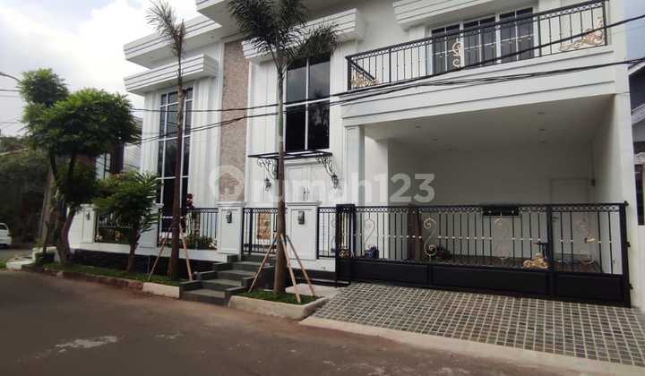 Rumah Mewah Hook Modern Classic di Rajawali Sektor 9 Bintaro Jaya, Lokasi Strategis Dekat Akses Toll dan Kuliner.posisi Hoek. Rumah Baru dan Minimalis Modern.luas Tnh 218M². Luas Bngunan 422M². Harga 7,5 Milyar Nego
