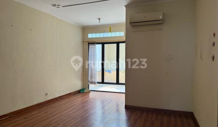 Rumah Di Permata Buana Luas Tanah 160 M²luas Bangunan 250 M²kamar Tidur 3 Kamar Mandi 3 Listrik 2200 Watt Surat Shm Hadap Utara Harga : 5,5 M Nego 2
