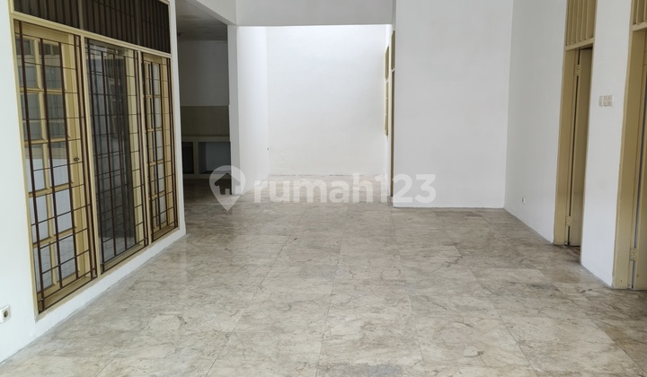 Rumah Intercon, Kebon Jeruk. Luas Tanah 180 M²Luas Bangunan 160 M²Kmr Tdr 3+1Kmr Mnd 2+1Listrik 4400 Watt Hadap Selatan Harga 125Jt/Th 2